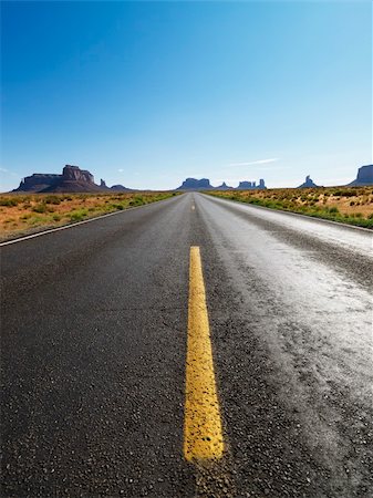 Open highway in scenic desert landscape with distant mountains and mesas. Photographie de stock - Aubaine LD & Abonnement, Code: 400-04006502