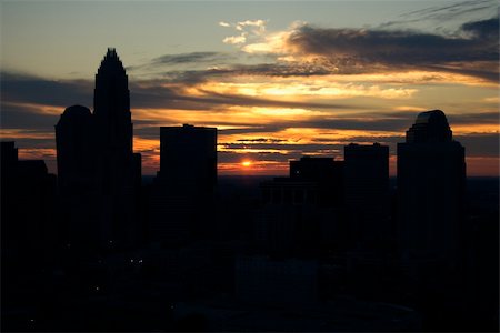 simsearch:400-08251766,k - Sunset silhouetting aerial view of Charlotte, North Carolina city skyline. Photographie de stock - Aubaine LD & Abonnement, Code: 400-04006551