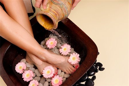 foot daisy - A woman enjoys a soothing foot spa pedispa Stock Photo - Budget Royalty-Free & Subscription, Code: 400-04006714