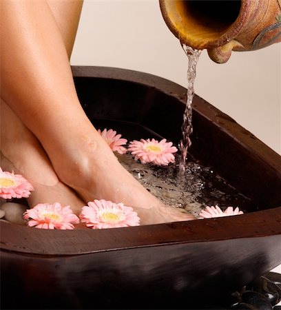 foot daisy - Feet enjoy a relaxing aromatherapy foot spa Stock Photo - Budget Royalty-Free & Subscription, Code: 400-04006715