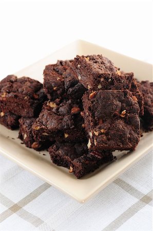 simsearch:824-07586013,k - Homemade chocolate brownies served on a plate Foto de stock - Super Valor sin royalties y Suscripción, Código: 400-04007214