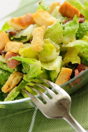 simsearch:400-04053976,k - Fresh caesar salad served in a glass bowl Fotografie stock - Microstock e Abbonamento, Codice: 400-04007215
