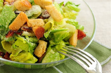 simsearch:400-04053976,k - Fresh caesar salad with croutons and bacon bits served in a glass bowl Fotografie stock - Microstock e Abbonamento, Codice: 400-04007216