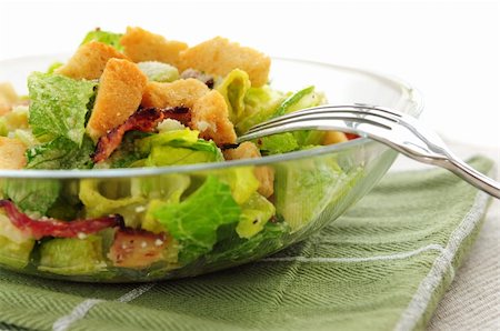 simsearch:400-04053976,k - Fresh caesar salad with croutons and bacon bits served in a glass bowl Fotografie stock - Microstock e Abbonamento, Codice: 400-04007217