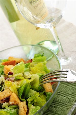 simsearch:400-04053976,k - Caesar salad served in a glass bowl and white wine Fotografie stock - Microstock e Abbonamento, Codice: 400-04007218
