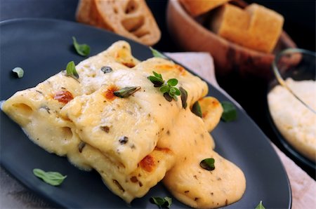 simsearch:400-07330502,k - Cheese cannelloni pasta served on a plate with alfredo sauce Photographie de stock - Aubaine LD & Abonnement, Code: 400-04007219