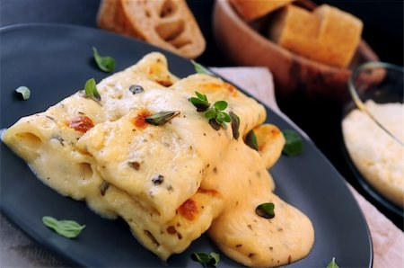 Cheese cannelloni pasta served on a plate with alfredo sauce Foto de stock - Super Valor sin royalties y Suscripción, Código: 400-04007219