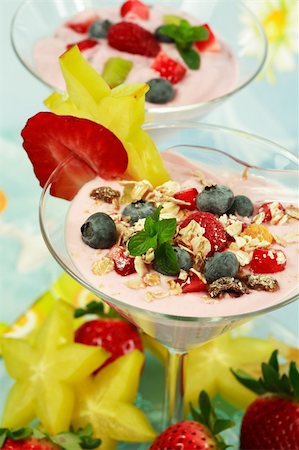simsearch:400-04415230,k - Yogurt dessert with fruits Photographie de stock - Aubaine LD & Abonnement, Code: 400-04007518