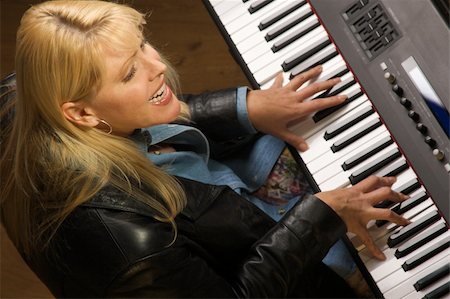 simsearch:400-07032438,k - Female Musician Sings While Playing Digital Piano Stockbilder - Microstock & Abonnement, Bildnummer: 400-04007575