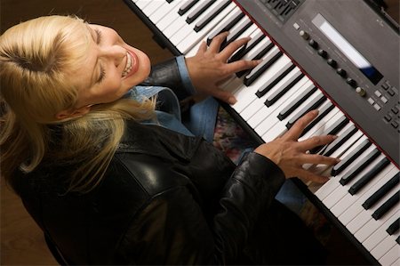 simsearch:400-07032438,k - Female Musician Sings While Playing Digital Piano Stockbilder - Microstock & Abonnement, Bildnummer: 400-04007576