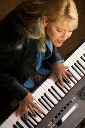 simsearch:400-07032438,k - Female Musician Sings While Playing Digital Piano Stockbilder - Microstock & Abonnement, Bildnummer: 400-04007577
