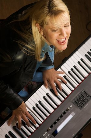 simsearch:400-07032438,k - Female Musician Sings While Playing Digital Piano Stockbilder - Microstock & Abonnement, Bildnummer: 400-04007578