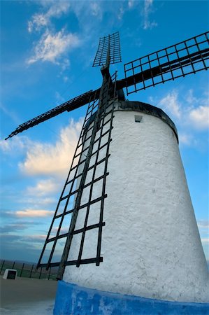 Windmill in Consuegra late afternoon, Toledo (Spain) Stockbilder - Microstock & Abonnement, Bildnummer: 400-04007729