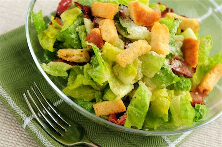 simsearch:400-04008365,k - Fresh caesar salad served in a glass bowl Foto de stock - Super Valor sin royalties y Suscripción, Código: 400-04008364