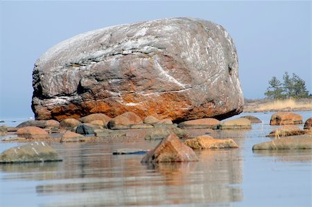 simsearch:400-04470445,k - Ehalkivi (Sunset Glow Boulder) is a giant pegmatite granite boulder. It is the largest erratic boulder in the glaciation area of North Europe. Its maximum perimeter is 49.6 m with a volume of 930 m3. Ehalkivi is a stranger here on the southern beach of the Finish Gulf. Stockbilder - Microstock & Abonnement, Bildnummer: 400-04008928