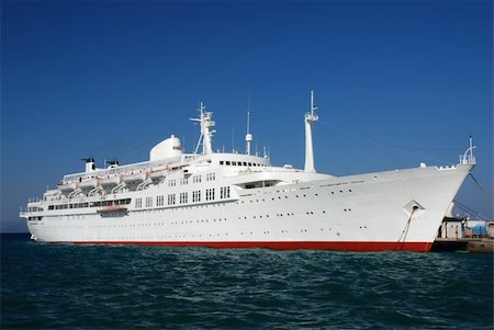 Huge white cruise ship in the greek harbour Photographie de stock - Aubaine LD & Abonnement, Code: 400-04009861