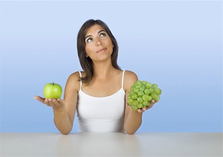 simsearch:400-05741507,k - Beautiful young woman thinking on what to eat Stockbilder - Microstock & Abonnement, Bildnummer: 400-04000444