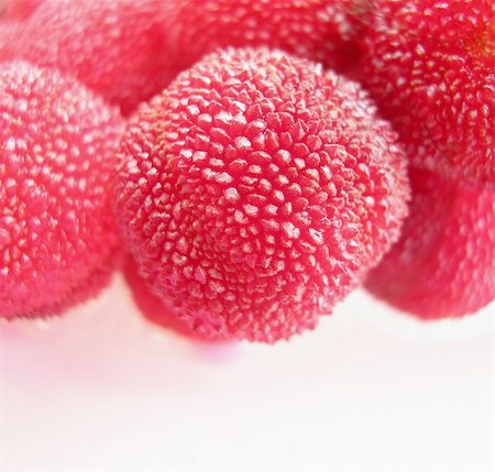 simsearch:400-04665350,k - Closeup of red bayberries, a fruit grown in subtropical area. Stockbilder - Microstock & Abonnement, Bildnummer: 400-04000873