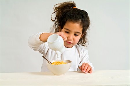 simsearch:400-05014700,k - little girl holding a spoon with cereals Fotografie stock - Microstock e Abbonamento, Codice: 400-04000906