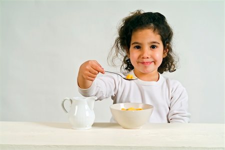 simsearch:400-05014700,k - little girl holding a spoon with cereals Fotografie stock - Microstock e Abbonamento, Codice: 400-04000907