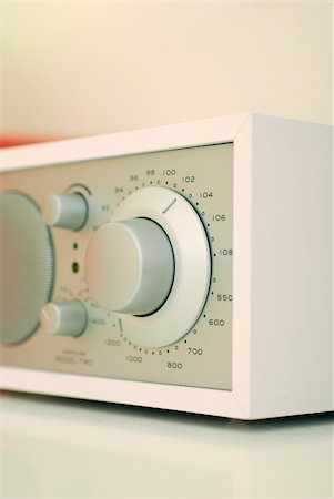smithesmith (artist) - A modern radio set with retro design, white and silver metal Photographie de stock - Aubaine LD & Abonnement, Code: 400-04001729