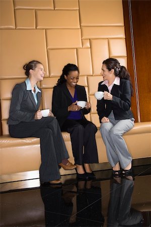 Businesswomen drinking coffee and conversing. Photographie de stock - Aubaine LD & Abonnement, Code: 400-04002675