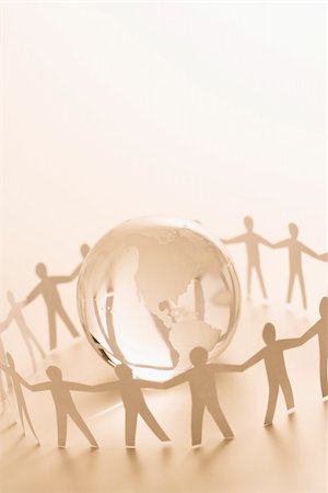 simsearch:700-02289280,k - Cutout paper people standing around globe holding hands. Foto de stock - Super Valor sin royalties y Suscripción, Código: 400-04002761