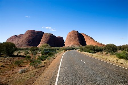 parque nacional kata tjuta - Two lane road in Uluru Kata Tjuta National Park, Australia with Mount Olga in the distance. Foto de stock - Super Valor sin royalties y Suscripción, Código: 400-04002822