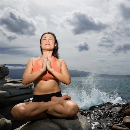 simsearch:400-04956215,k - Asian woman sitting on rock by ocean in lotus pose with eyes closed in Maui, Hawaii Photographie de stock - Aubaine LD & Abonnement, Code: 400-04002845