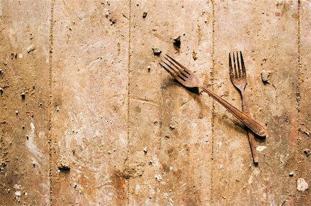 A apir of rusty forks on a dirty wooden floor Photographie de stock - Aubaine LD & Abonnement, Code: 400-04003230