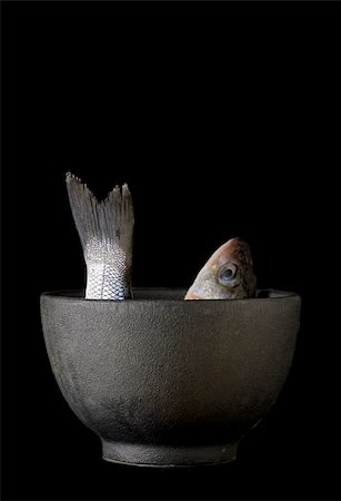 a sea bass in a rough textured iron bowl Foto de stock - Royalty-Free Super Valor e Assinatura, Número: 400-04003692