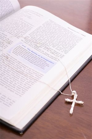 simsearch:400-06794663,k - bible & rhinestone cross vertical angle Foto de stock - Super Valor sin royalties y Suscripción, Código: 400-04003735