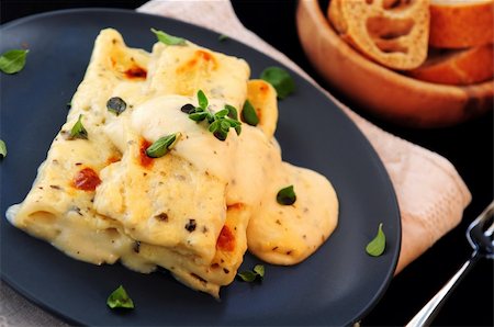 simsearch:400-04633332,k - Cheese cannelloni pasta served on a plate with alfredo sauce Foto de stock - Royalty-Free Super Valor e Assinatura, Número: 400-04003799