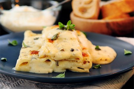 Cheese cannelloni pasta served on a plate with alfredo sauce Foto de stock - Super Valor sin royalties y Suscripción, Código: 400-04003801