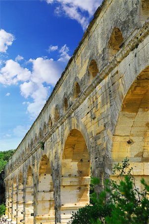 simsearch:400-04455773,k - Pont du Gard is a part of Roman aqueduct in southern France near Nimes. Foto de stock - Royalty-Free Super Valor e Assinatura, Número: 400-04003819