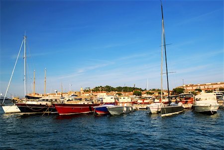 french riviera - Luxury boats at the dock in St. Tropez in French Riviera Foto de stock - Super Valor sin royalties y Suscripción, Código: 400-04014576