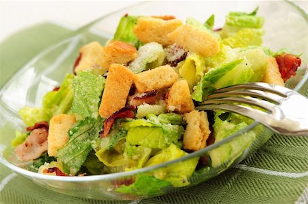 simsearch:400-04053976,k - Fresh caesar salad with croutons and bacon bits served in a glass bowl Fotografie stock - Microstock e Abbonamento, Codice: 400-04014668