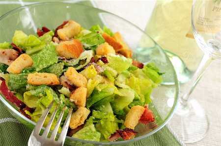 simsearch:400-04053976,k - Caesar salad served in a glass bowl and white wine Fotografie stock - Microstock e Abbonamento, Codice: 400-04014669