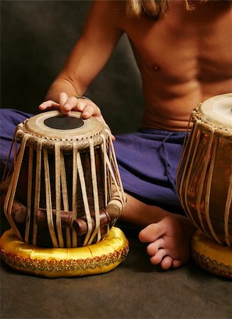 simsearch:400-08493198,k - Man playing the nigerian drum in studio Photographie de stock - Aubaine LD & Abonnement, Code: 400-04014832