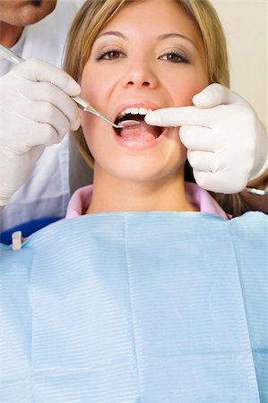 simsearch:400-04016093,k - dentiste à l'aide d'un miroir incliné. Copie de l'espace. Le focus est sur les dents de la femme Photographie de stock - Aubaine LD & Abonnement, Code: 400-04014877