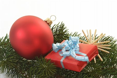 Red christmas ball with gift lying on a fir branch Photographie de stock - Aubaine LD & Abonnement, Code: 400-04014881