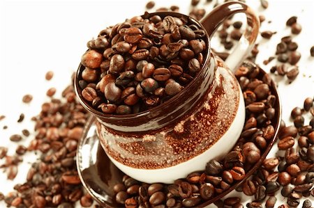 simsearch:400-04332565,k - Cup of coffee beans on white Foto de stock - Super Valor sin royalties y Suscripción, Código: 400-04014947