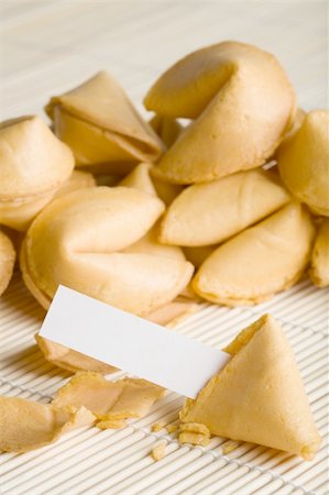 fortune cookie with blank fortune paper for your own text, shot closeup on bamboo, entire text area in focus Foto de stock - Royalty-Free Super Valor e Assinatura, Número: 400-04015178