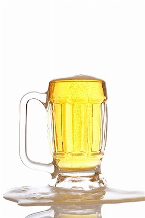 simsearch:649-07065075,k - A mug of beer overflowing, reflected on white background Foto de stock - Super Valor sin royalties y Suscripción, Código: 400-04015233