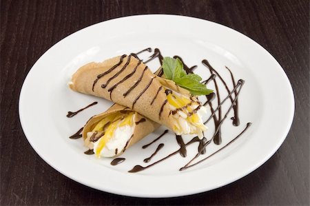 Pancakes with fruit, whipped cream in chocolate. Stockbilder - Microstock & Abonnement, Bildnummer: 400-04015270