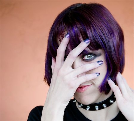 simsearch:400-05745991,k - Alternative young woman with purple hair covering her face with her hand. Foto de stock - Super Valor sin royalties y Suscripción, Código: 400-04015683