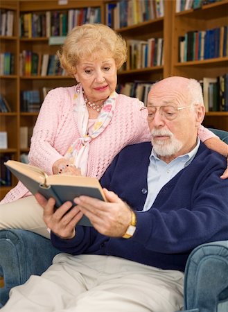 simsearch:400-04065020,k - Senior couple enjoys reading a good book together. Foto de stock - Royalty-Free Super Valor e Assinatura, Número: 400-04015989