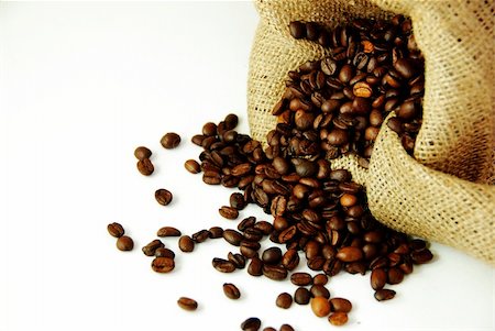 simsearch:400-04283559,k - Spilled Roasted Coffee Beans Stockbilder - Microstock & Abonnement, Bildnummer: 400-04016025