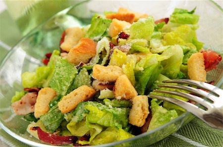 simsearch:400-04053976,k - Caesar salad served in a glass bowl Fotografie stock - Microstock e Abbonamento, Codice: 400-04016133