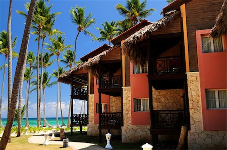 simsearch:400-05676017,k - Luxury hotel at tropical resort on ocean shore with palm trees Foto de stock - Super Valor sin royalties y Suscripción, Código: 400-04016158